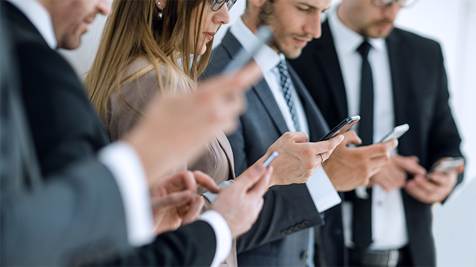 Geschäftskunde erhält Schulung zur Nutzung von Business Smartphones