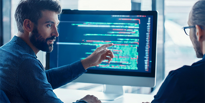 IT-Service Team arbeitet an der Optimierung und Skalierung von IT-Systemen