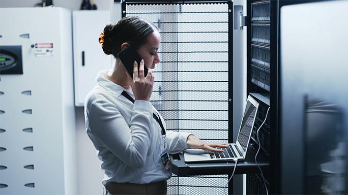 Installation von Starface Telefonanlage mit moderner Technik im Bürogebäude
