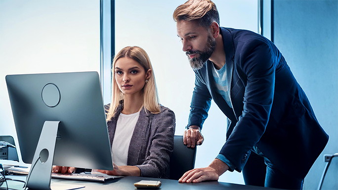 Techniker richtet Rufnummernmanagement auf Starface System ein
