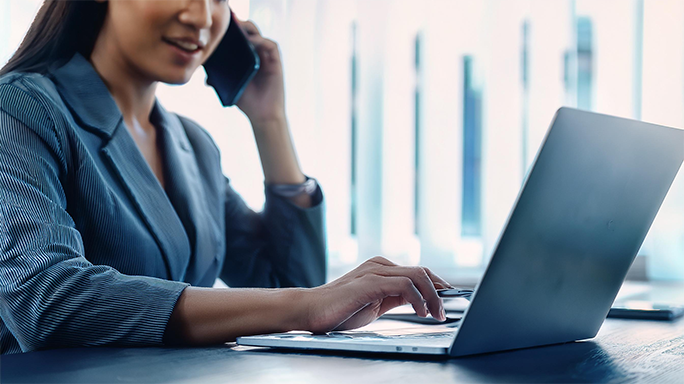 Kundenservice-Mitarbeiter beantwortet Business Kunden an Telefonarbeitsplatz